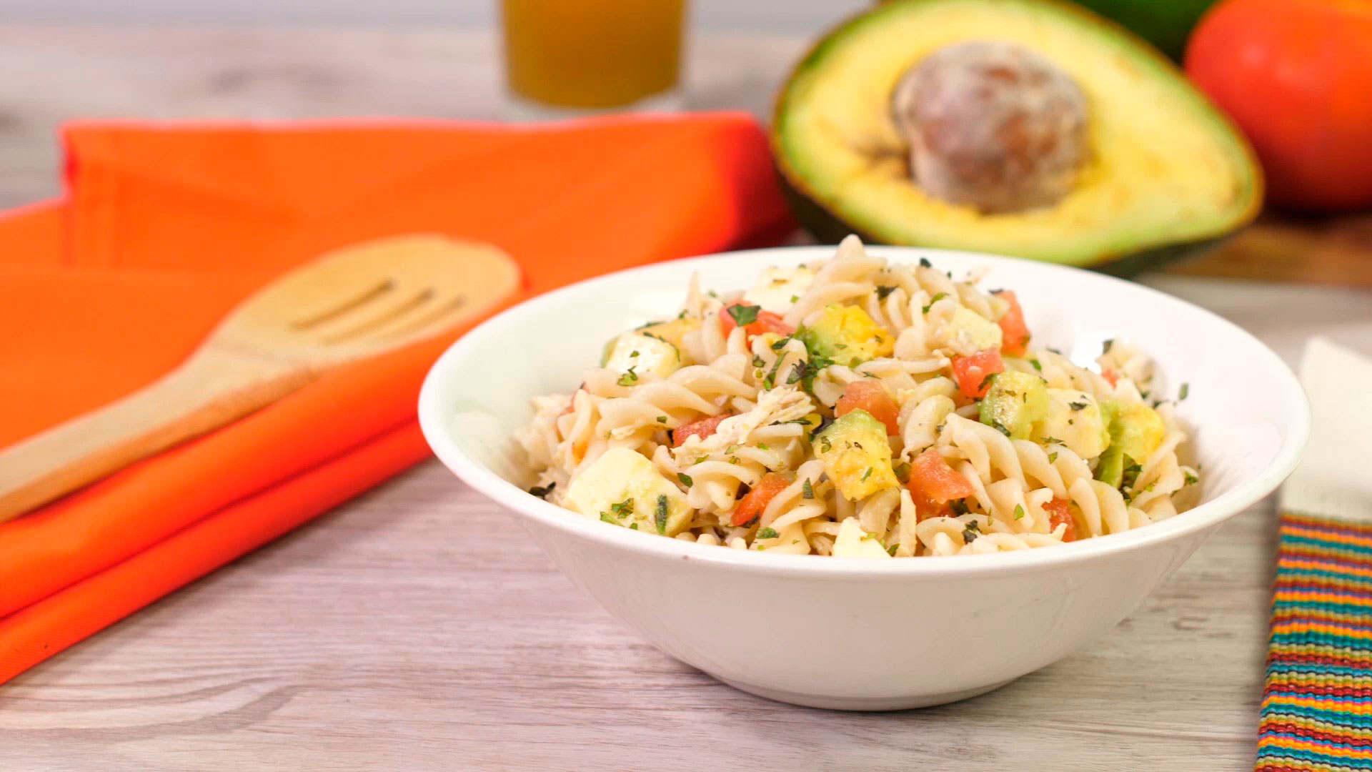 tornillos con pollo y aguacate